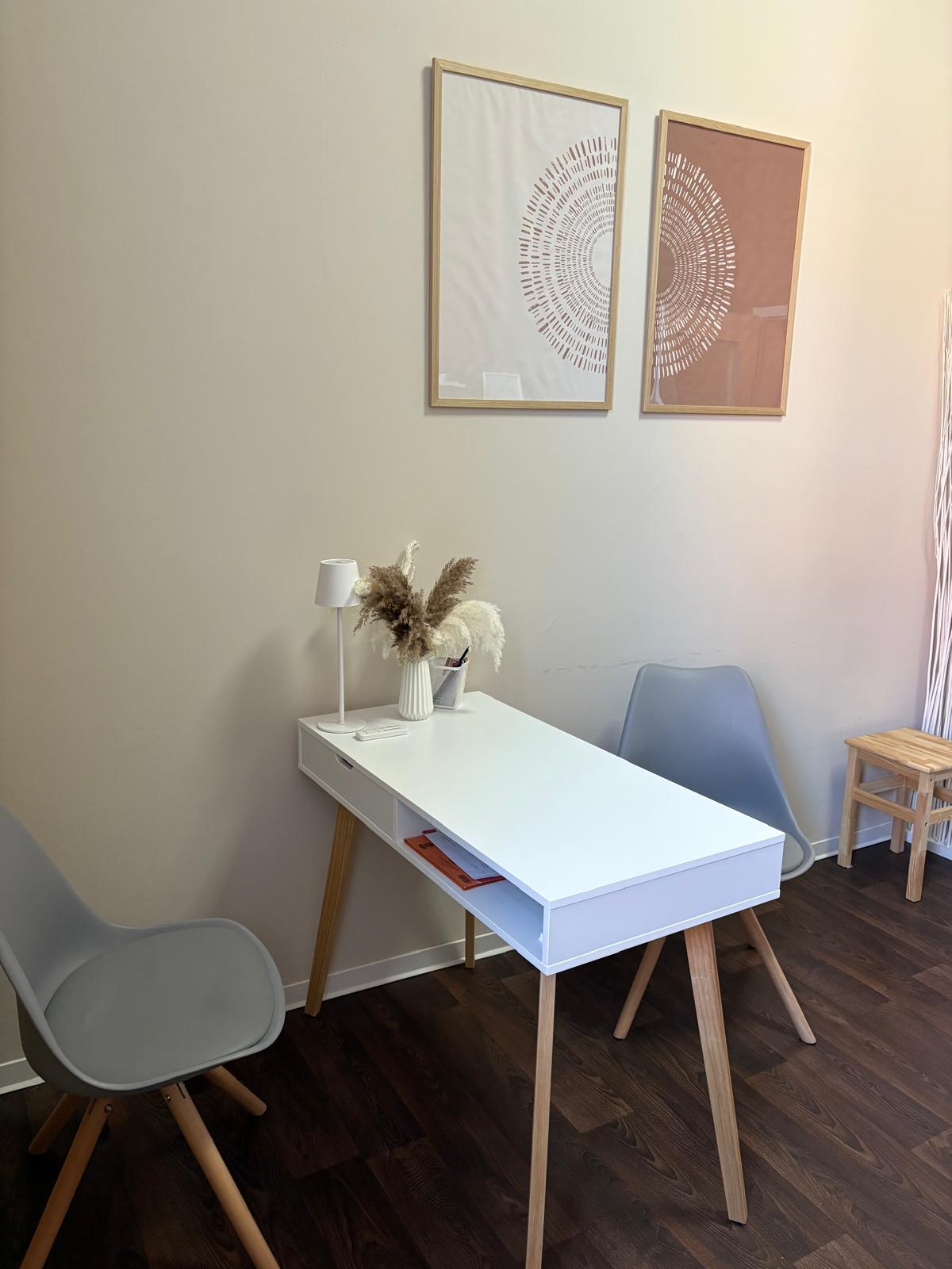 Weißer Tisch mit zwei Stühlen, Dr. Hädrich - Regenerative Ästhetische Medizin